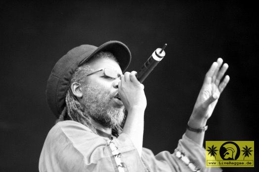 Macka B (UK) wit The Royal Roots Band 11. Chiemsee Reggae Festival, Übersee - Main Stage 21. August 2005 (9).jpg